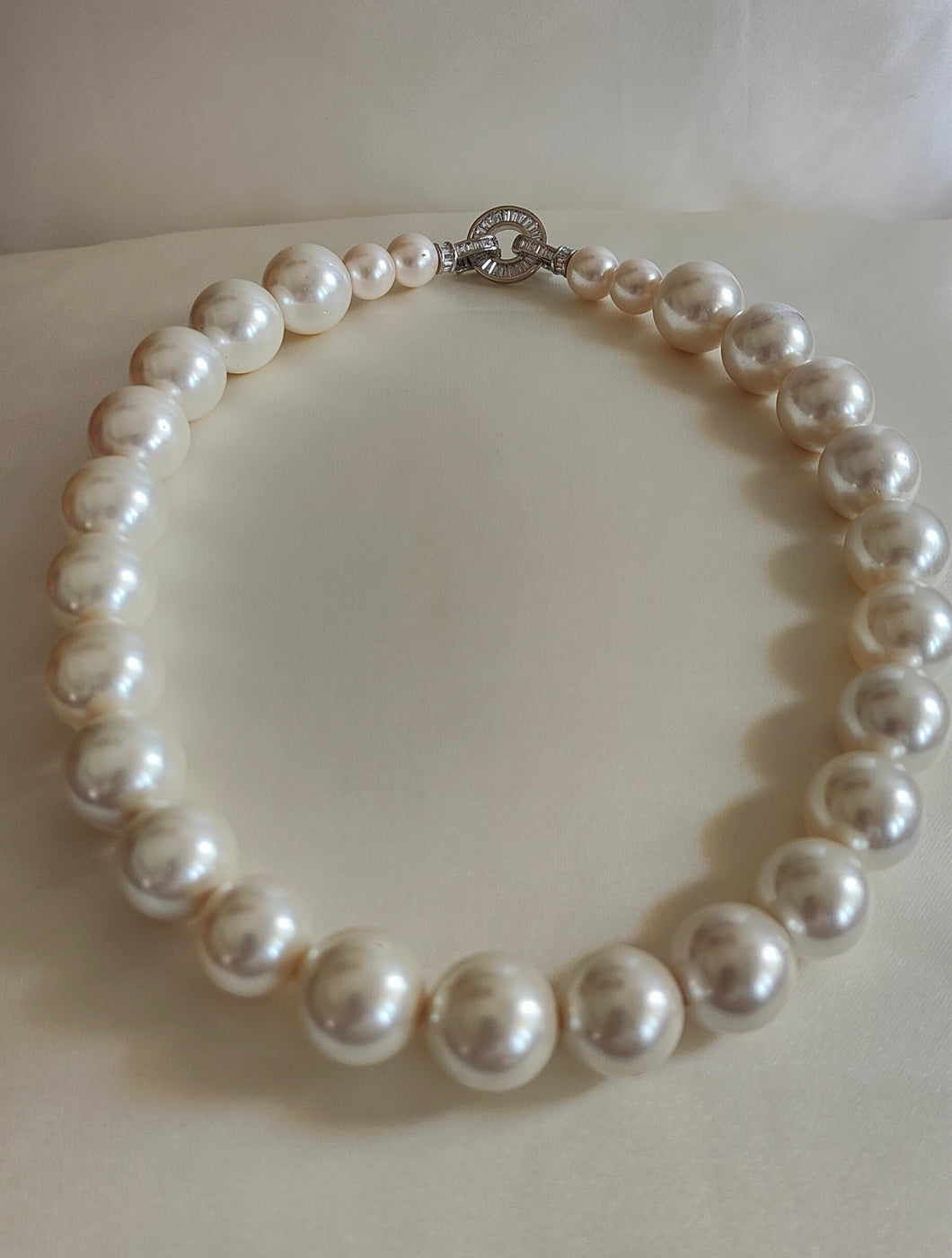 Emi-Lilly bold white pearl necklace