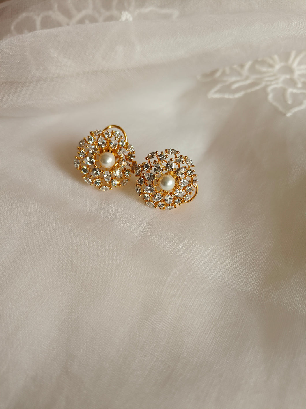 Raha Pearl Studs Gold