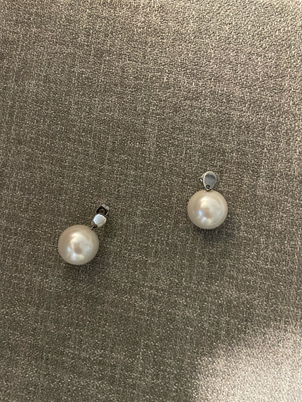 BB - Bold & beautiful (big pearl studs)